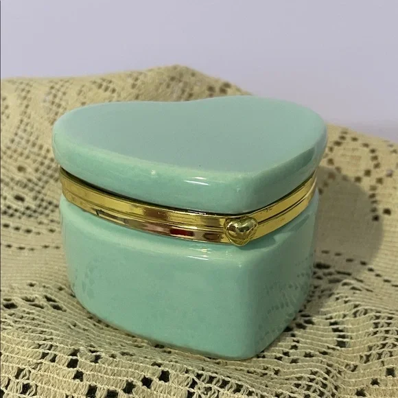 Heart Shaped Trinket Box in Tiffany blue with Gold Trim - Picture 1 of 3
